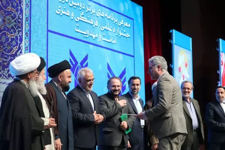 جوان یک نهال بالنده و موتور محرک جامعه است